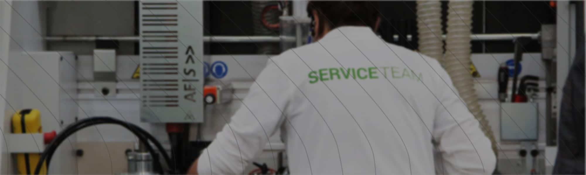 Técnico del equipo de servicio de AYJ trabajando en una máquina